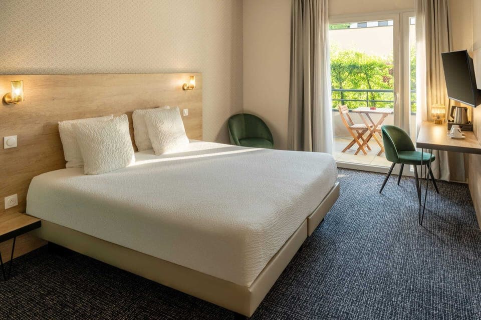 Standard Room, 1 King Bed, Non Smoking, Garden View | Individually decorated, individually furnished, desk, blackout drapes