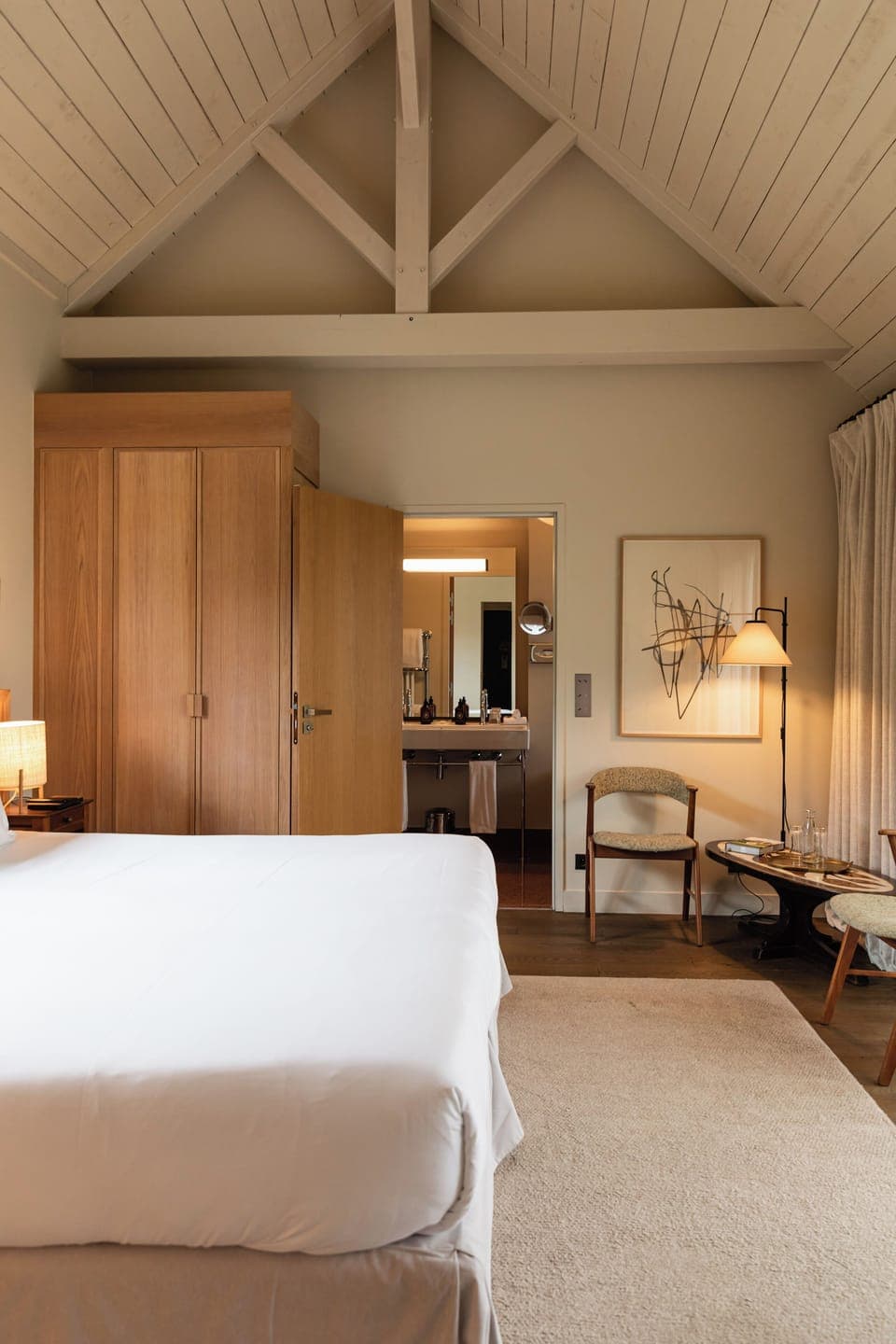 Premium Room (Prestige) | Minibar, individually decorated, individually furnished, desk