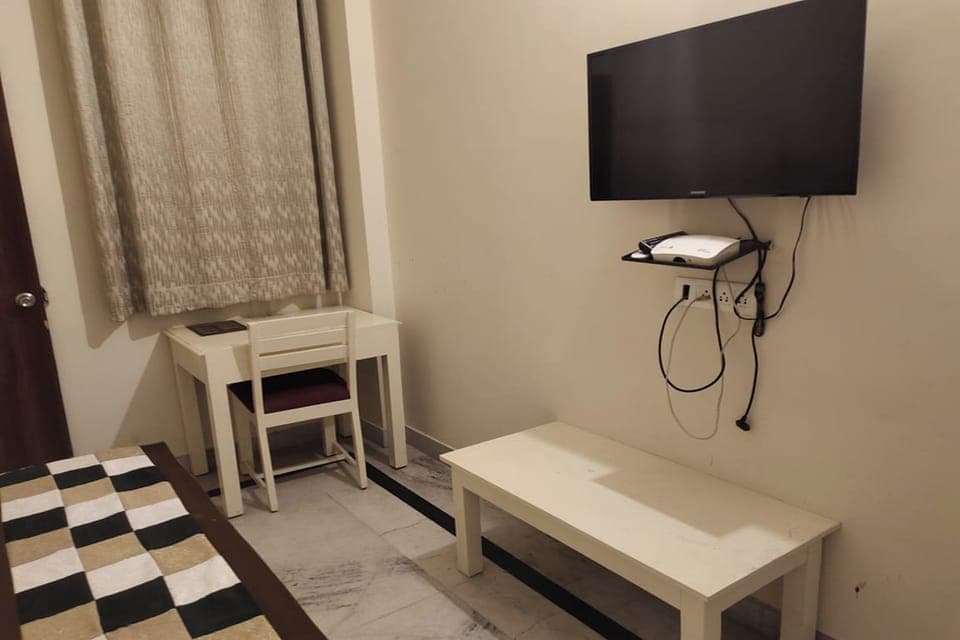 Superior Room | Desk, iron/ironing board, free WiFi, bed sheets