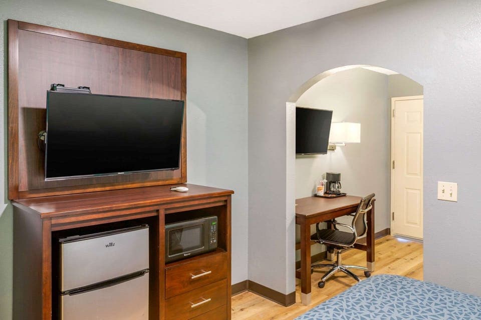 Suite, 1 King Bed, Non Smoking | Iron/ironing board, free WiFi, bed sheets