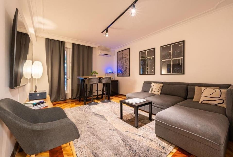 Suite | Living room | Flat-screen TV