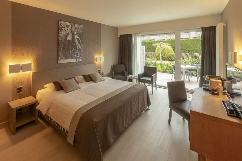 Superior Double Room | In-room safe, desk, laptop workspace, blackout drapes