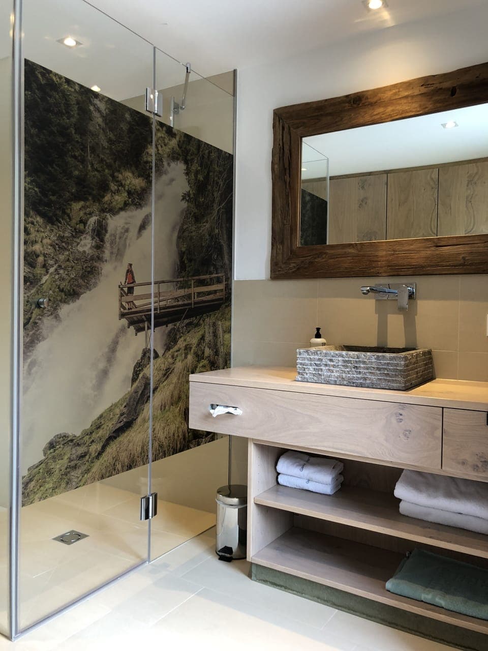 Deluxe Double Room | Bathroom | Free toiletries, hair dryer, towels