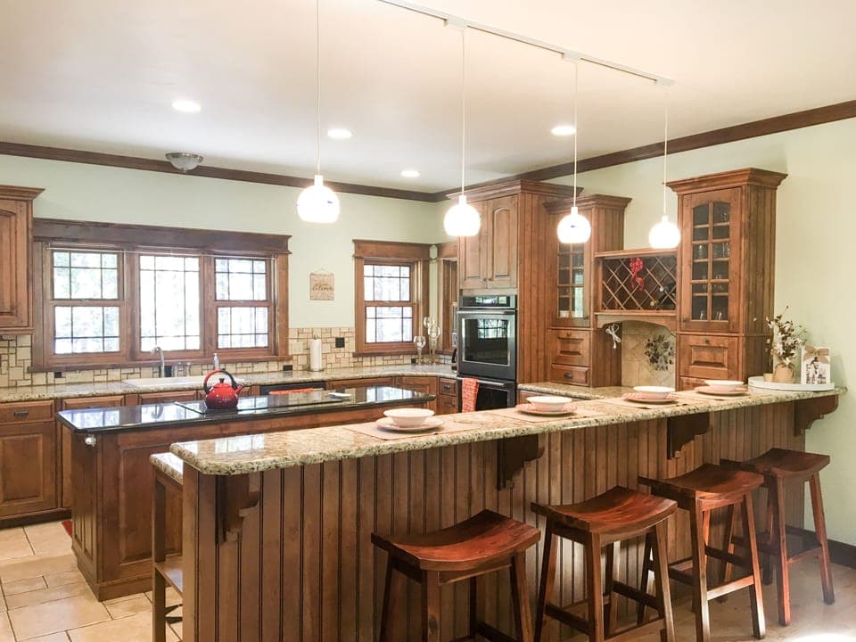 Seating for four at the counter 