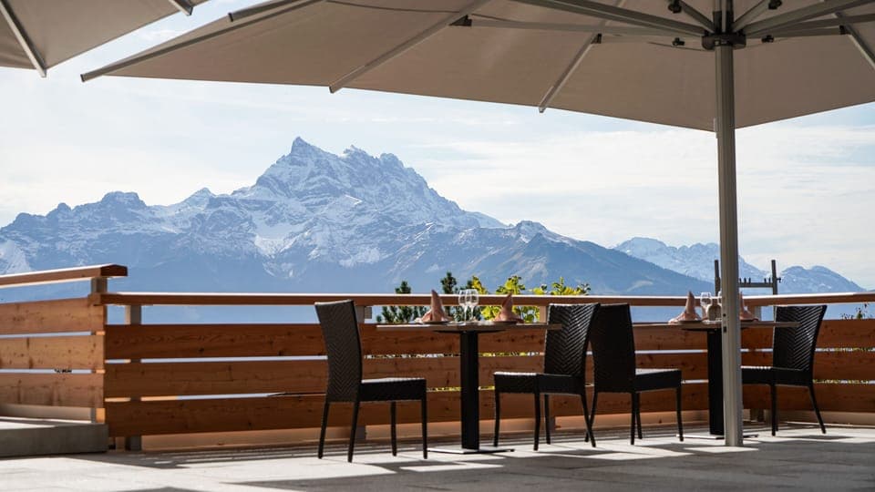 Breakfast, lunch, dinner served; Chinese cuisine 