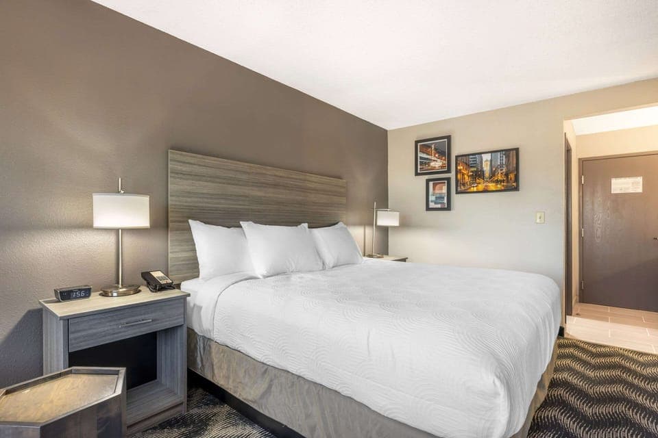 Comfort Room, 1 King Bed, Non Smoking | Premium bedding, pillowtop beds, individually furnished, desk