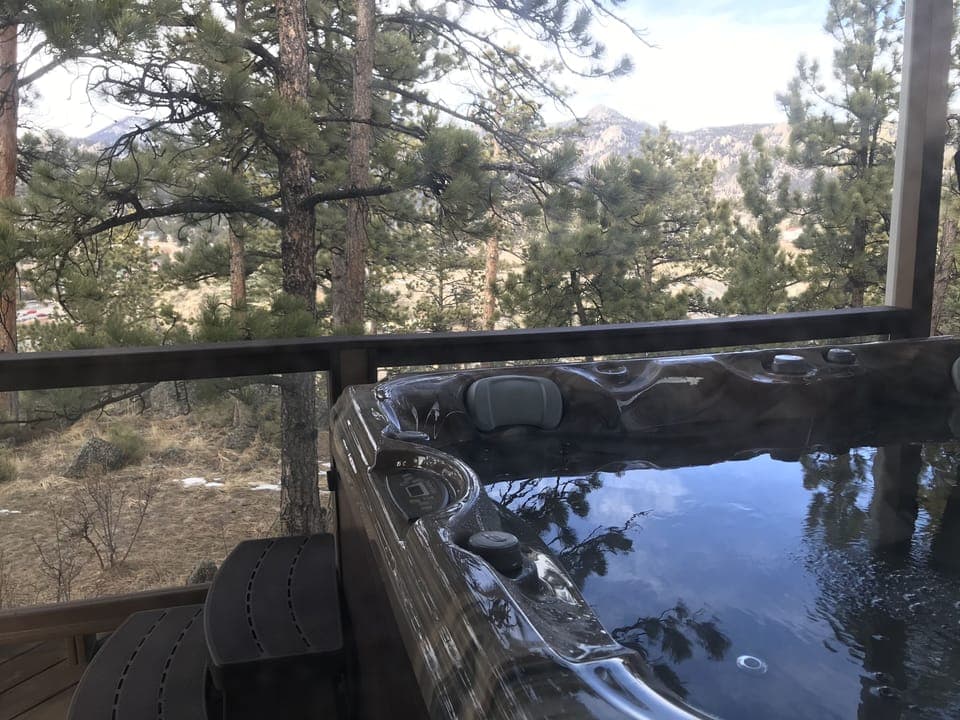 Hot tub with view of mountains, Stanley, city valley