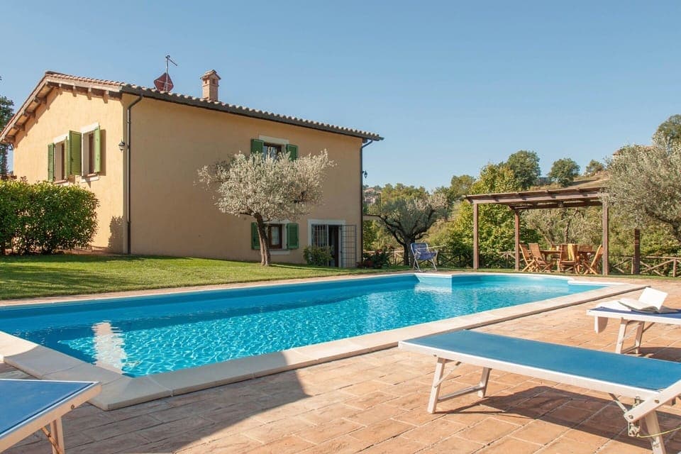 Colle Arponi, private villa with pool for 9 guests, Umbria