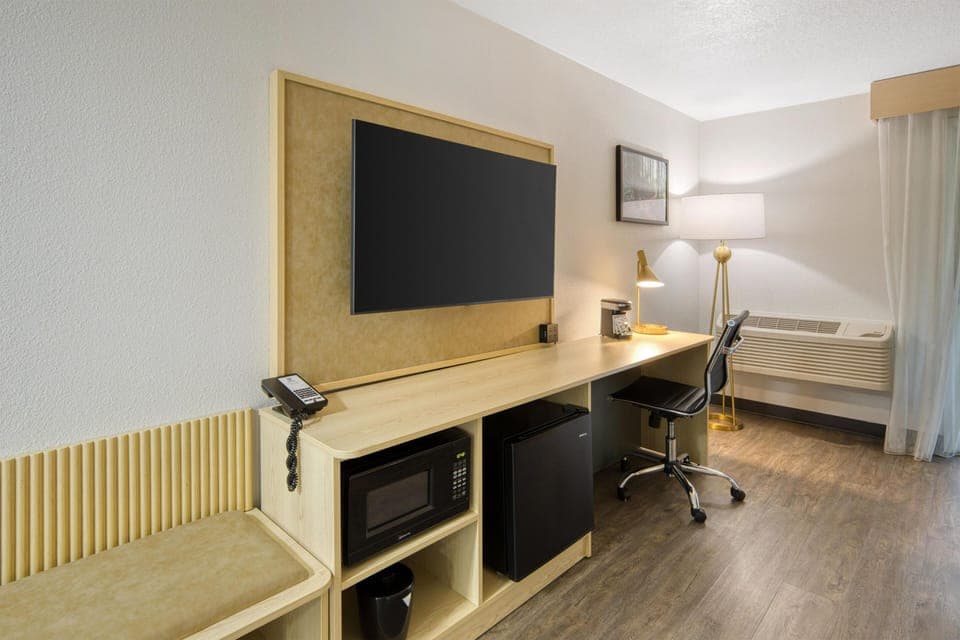 Iron/ironing board, bed sheets