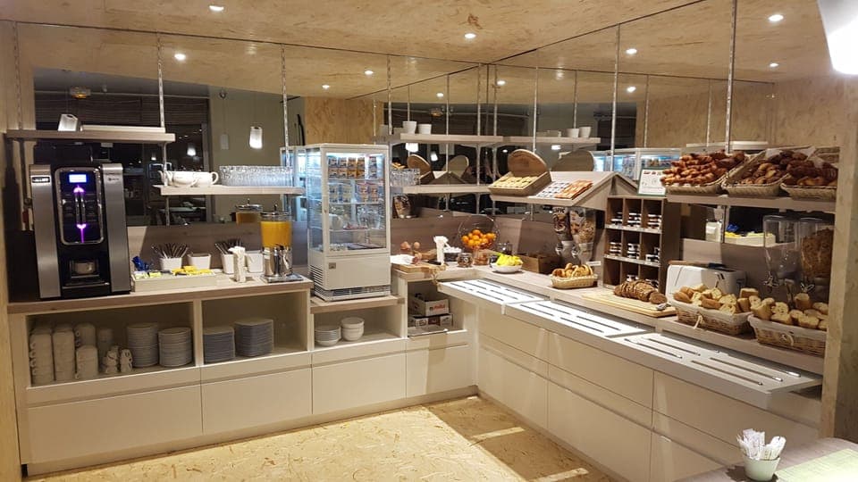 Daily continental breakfast (EUR 12.50 per person)