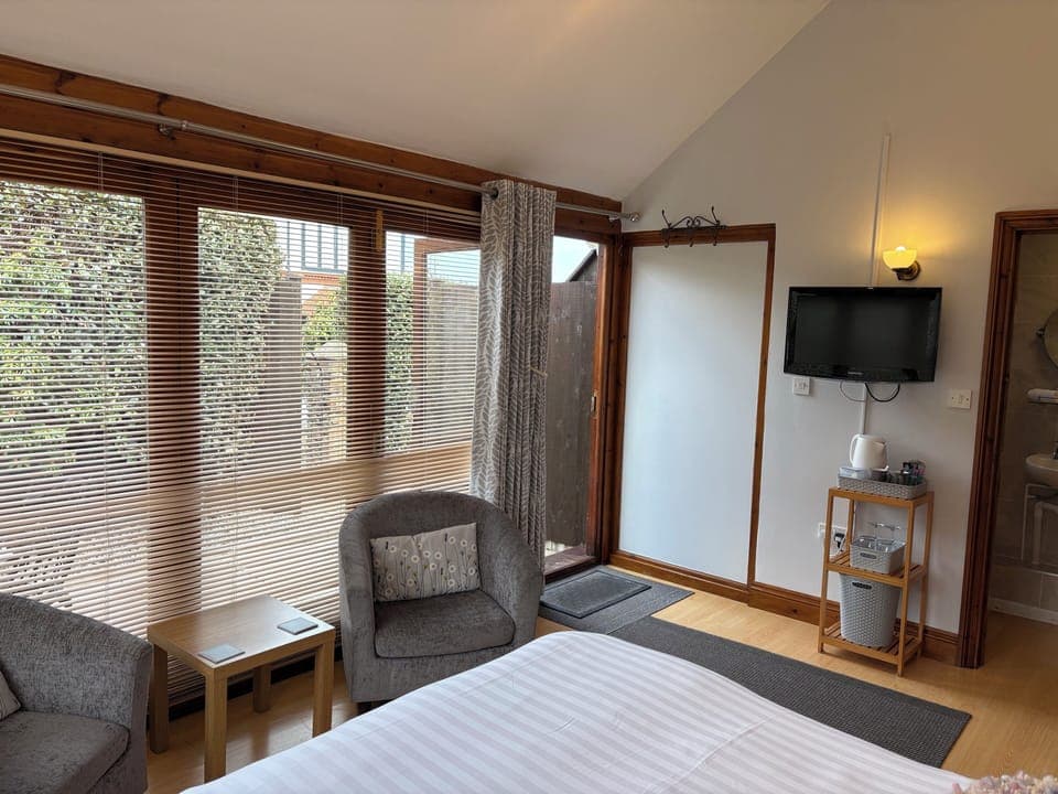 Deluxe Studio | Living area | Flat-screen TV