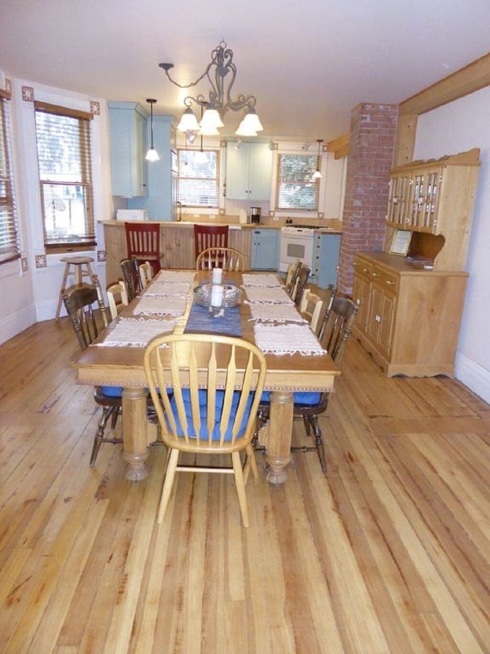 Dining room with seating for 10