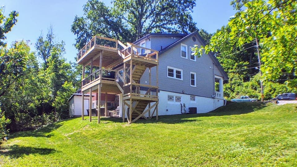 5 bedroom 3 1/2 bath open concept house with huge lot, 2 level deck, city view.