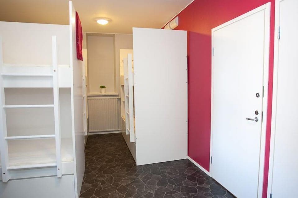 Shared Dormitory, Mixed Dorm (10 Beds) | Hypo-allergenic bedding, iron/ironing board, free WiFi, bed sheets