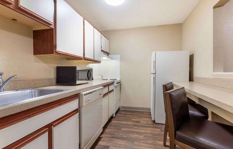 Deluxe Studio, Multiple Beds, Non Smoking | Private kitchen | Fridge, microwave, stovetop, cookware/dishes/utensils