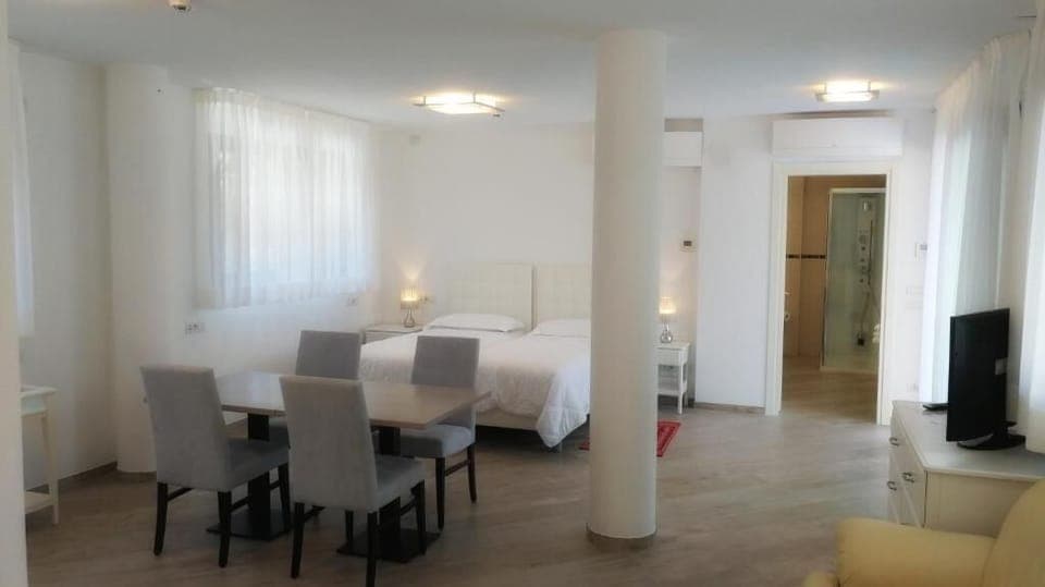 Family Quadruple Room | Minibar, in-room safe, desk, soundproofing