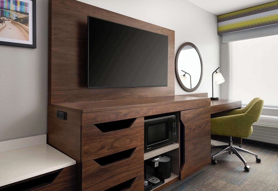 Hypo-allergenic bedding, in-room safe, desk, laptop workspace