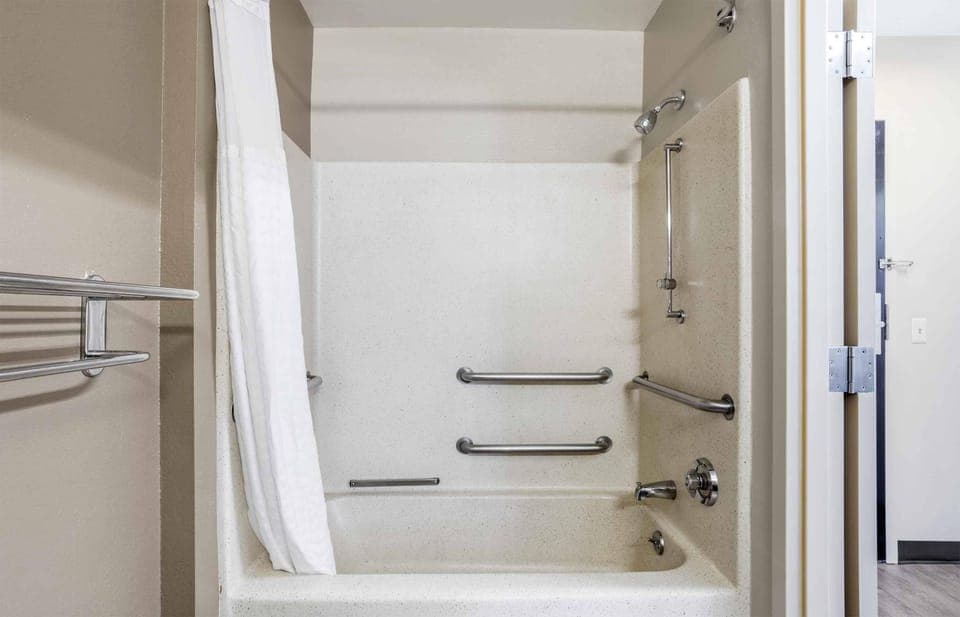 Studio, 1 Queen Bed, Accessible, Non Smoking | Bathroom | Combined shower/tub, free toiletries, hair dryer, towels