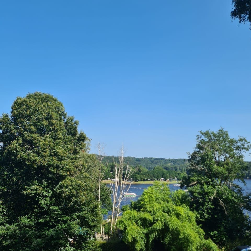 Free  Ferry to the other side of Lake