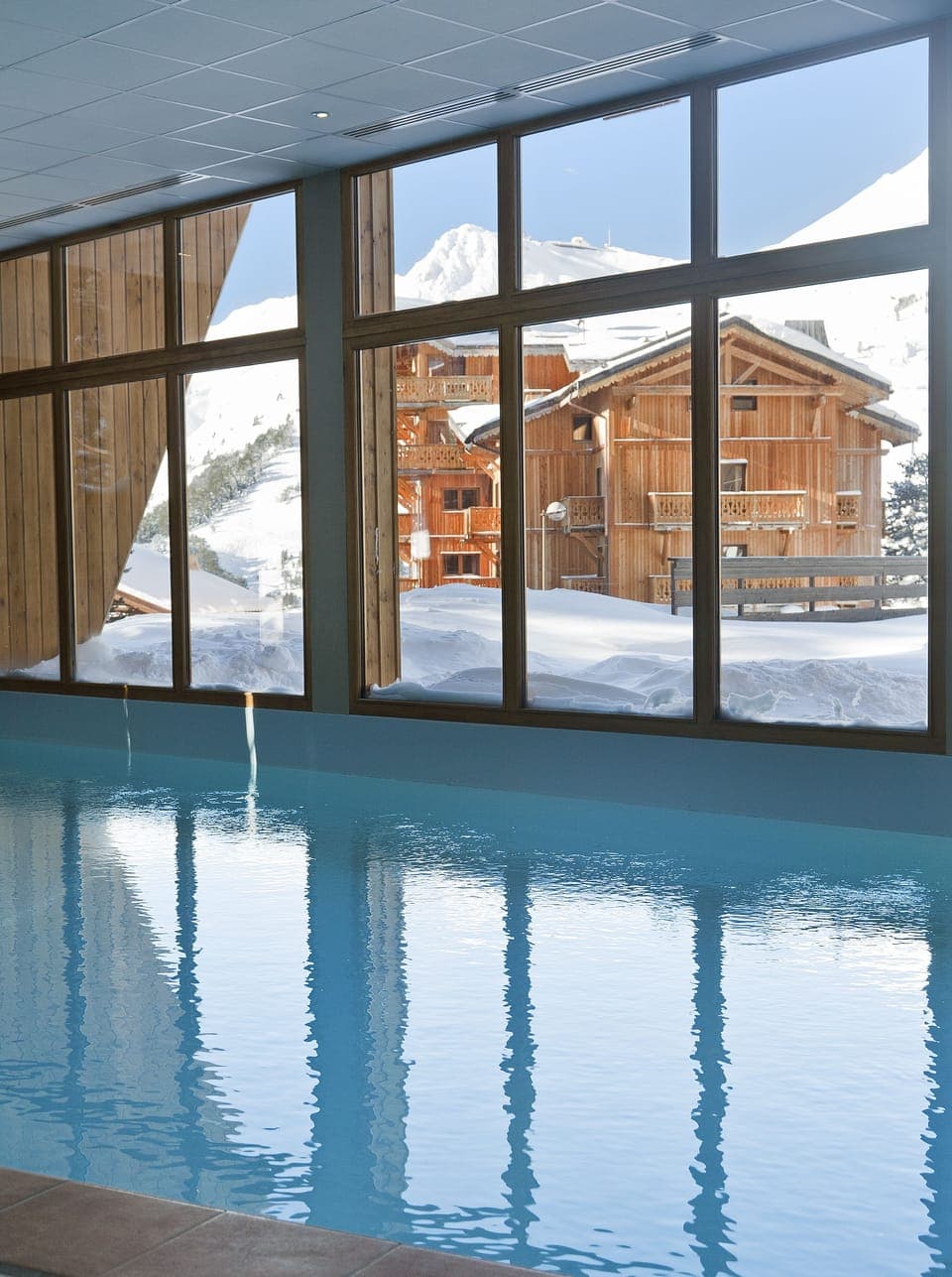 Indoor pool, sun loungers