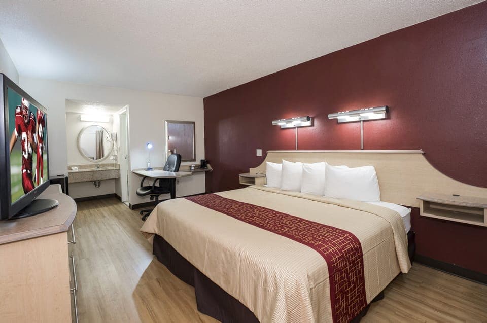 Superior Room, 1 King Bed, Non Smoking | Desk, laptop workspace, blackout drapes, free cribs/infant beds