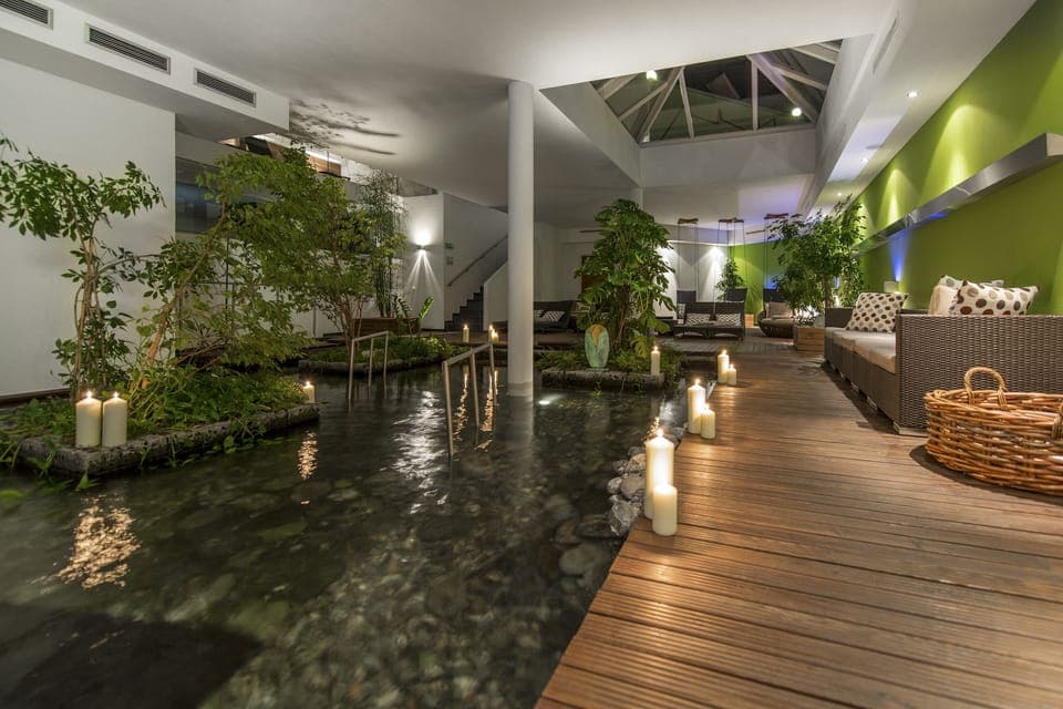 Couples treatment rooms, sauna, steam room, body treatments