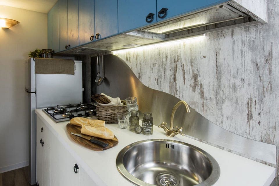 Deluxe Bungalow, Kitchen | Private kitchen | Shared fridge, microwave