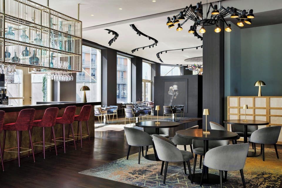 Serves lunch and dinner