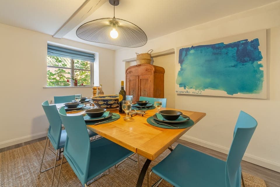 Jicklings Cottage, Wells-next-the-Sea: Colourful dining area