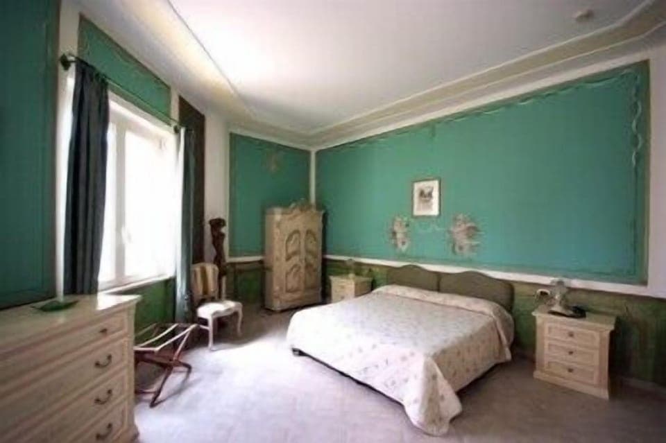 Frette Italian sheets, premium bedding, down comforters, minibar