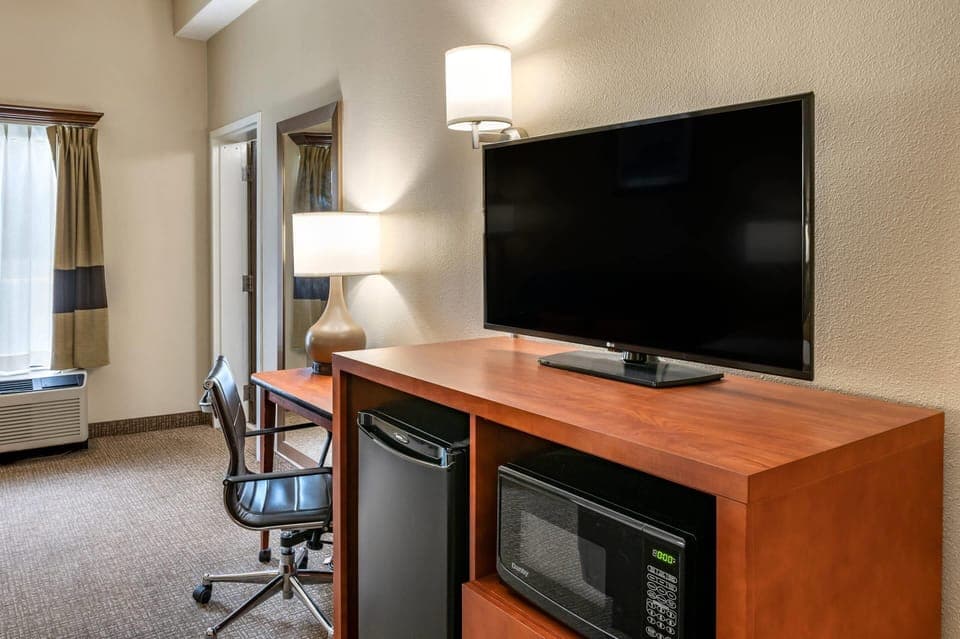 Suite, Non Smoking | Hypo-allergenic bedding, desk, iron/ironing board