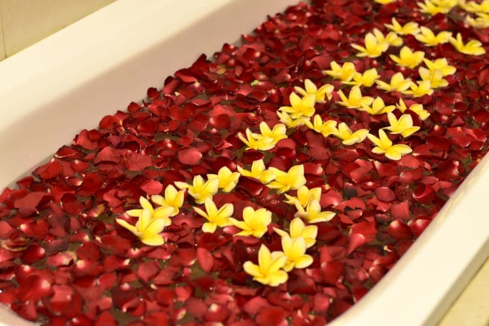 Couples treatment rooms, body treatments, hot stone massages