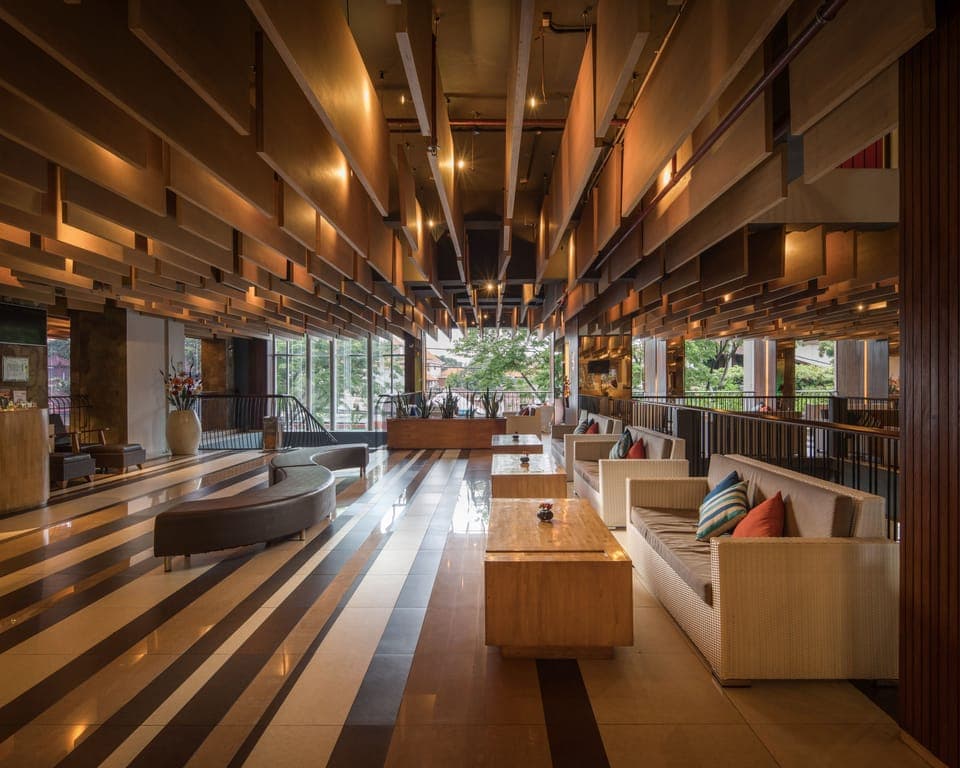 2 bars/lounges, poolside bar