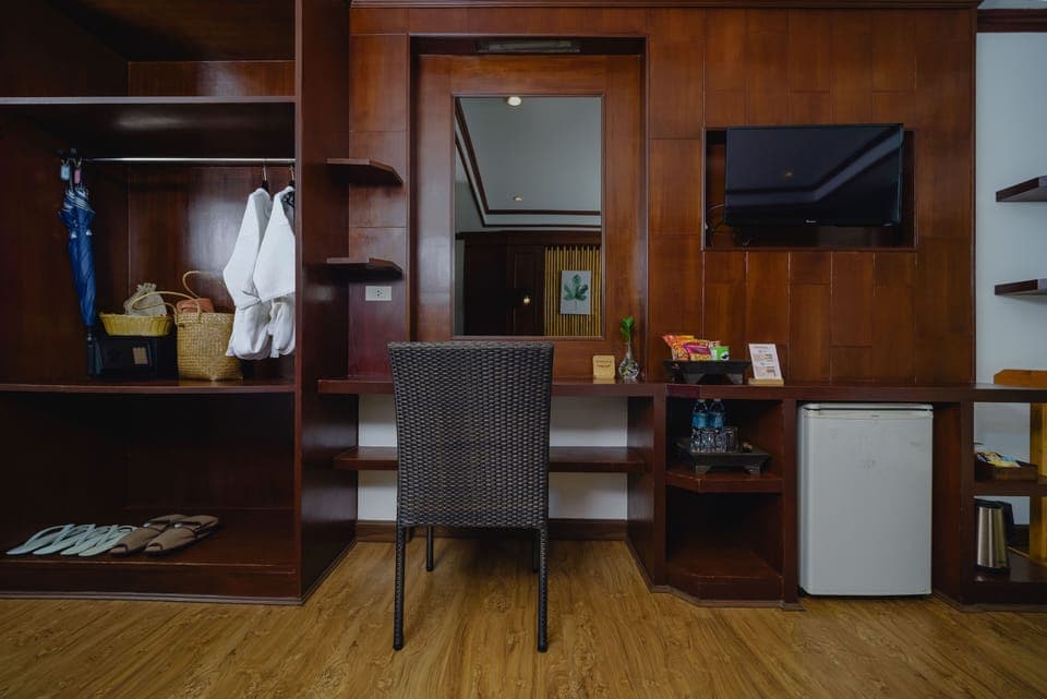 Deluxe Double Room, Pool View | Room amenity