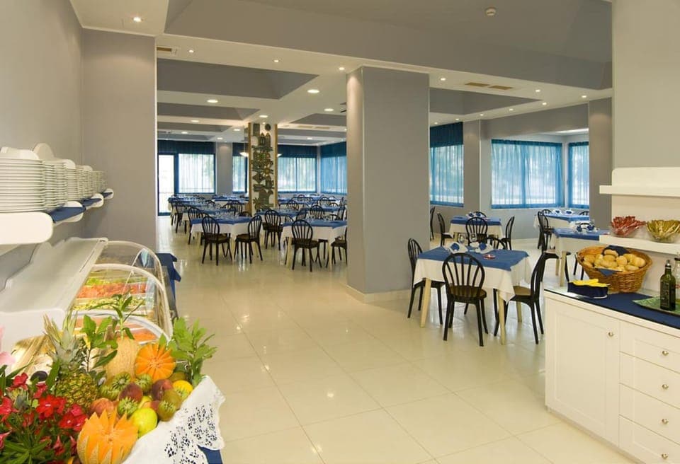 Daily continental breakfast (EUR 5.00 per person)