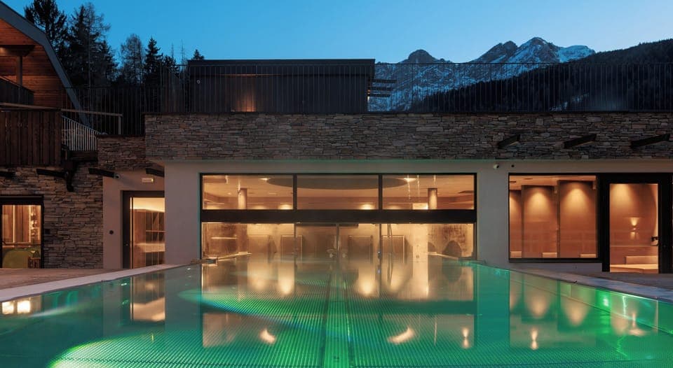 4 indoor pools, outdoor pool, open 7:00 AM to 7:00 PM, sun loungers