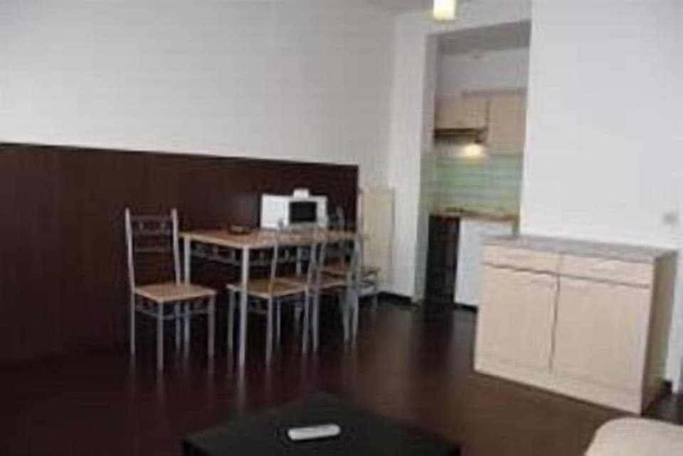 Grand Studio, 2 Twin Beds | In-room dining