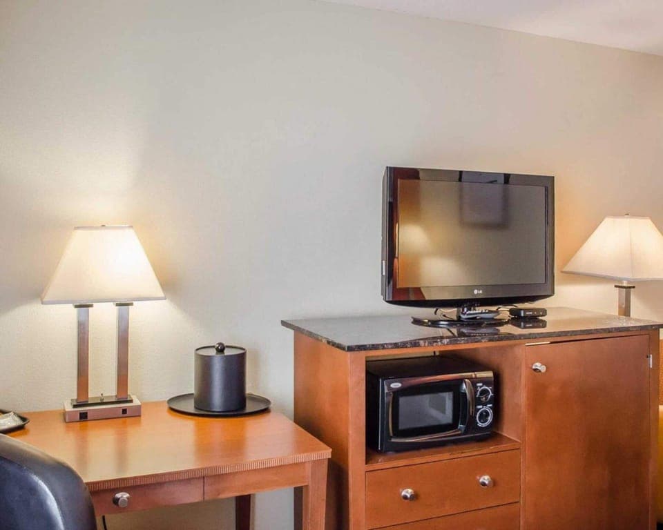 Standard Double Room | In-room safe, desk, laptop workspace, blackout drapes