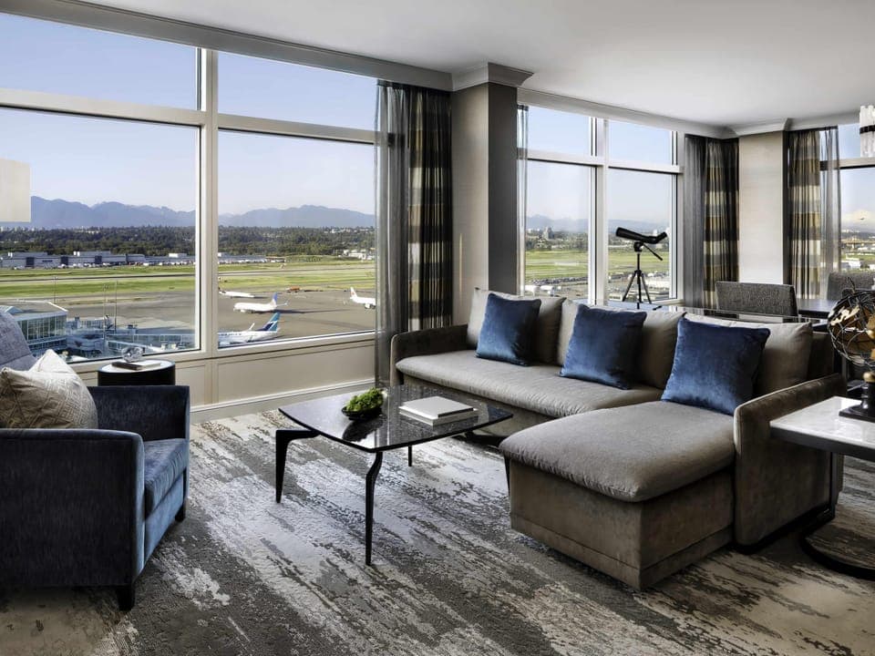 Fairmont Gold Signature Runway View Suite King | Premium bedding, down comforters, pillowtop beds, minibar