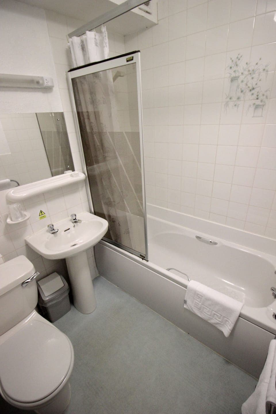 Double Room | Bathroom | Combined shower/tub, hair dryer, towels