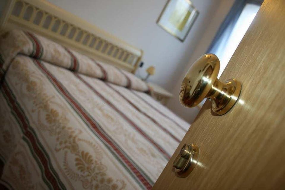 Single Room | Desk, free WiFi, bed sheets