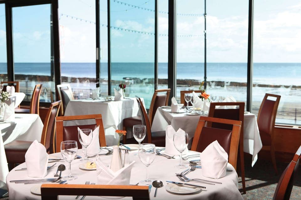 2 restaurants, breakfast served