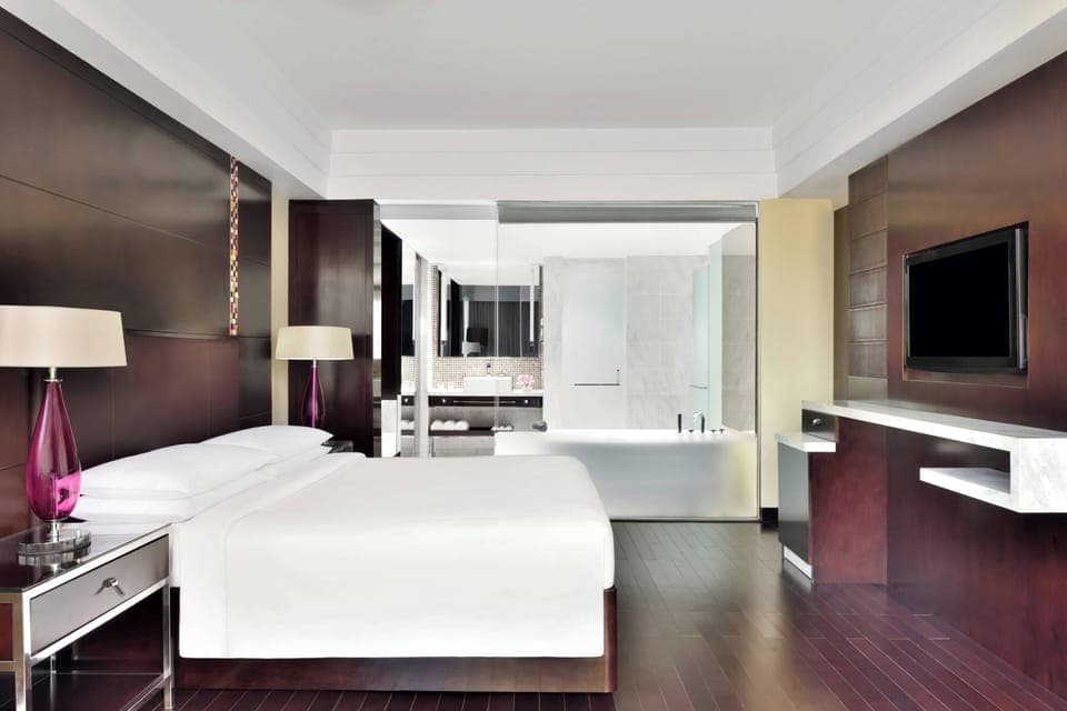 Club Room, 1 King Bed | Premium bedding, minibar, in-room safe, desk