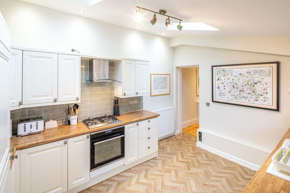 Fully equipped high spec kitchen