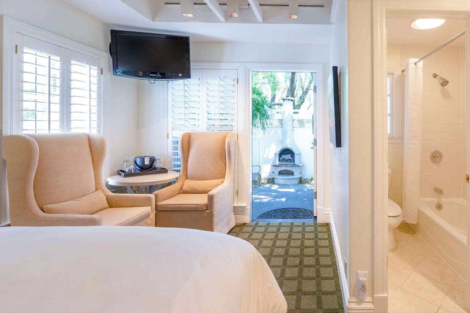 Standard Room, 1 Queen Bed, Non Smoking | 1 bedroom, premium bedding, pillowtop beds, individually decorated