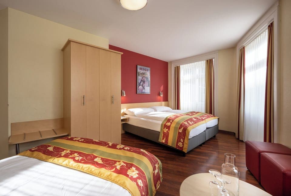 Triple Room | In-room safe, desk, blackout drapes, soundproofing