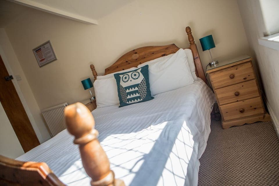 Double Room, Ensuite | Iron/ironing board, bed sheets