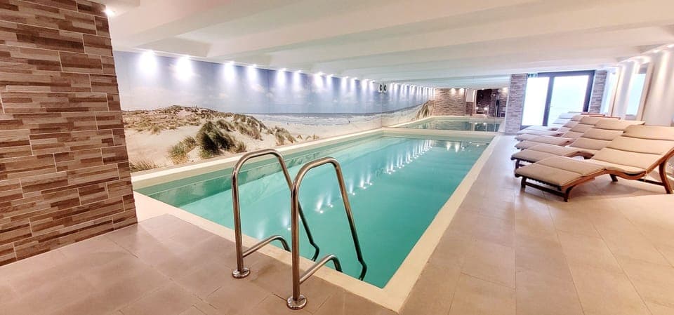 Indoor pool, sun loungers