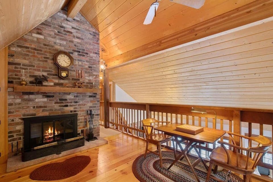 Loft: Fireplace off-limits, twin bed with twin trundle