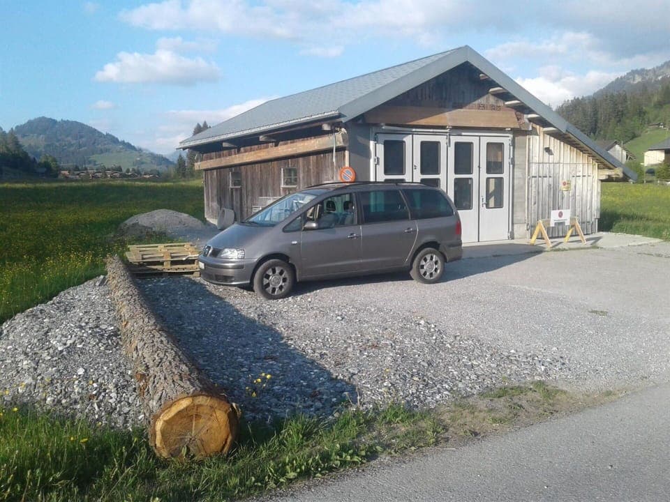 Wheel, Car, Vehicle, Cloud, Plant, Sky, Property, Window